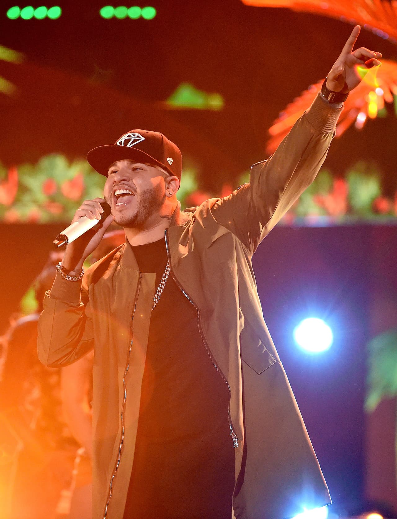 En el escenario, sin lentes, pero con gorra ... ¡Qué energía!