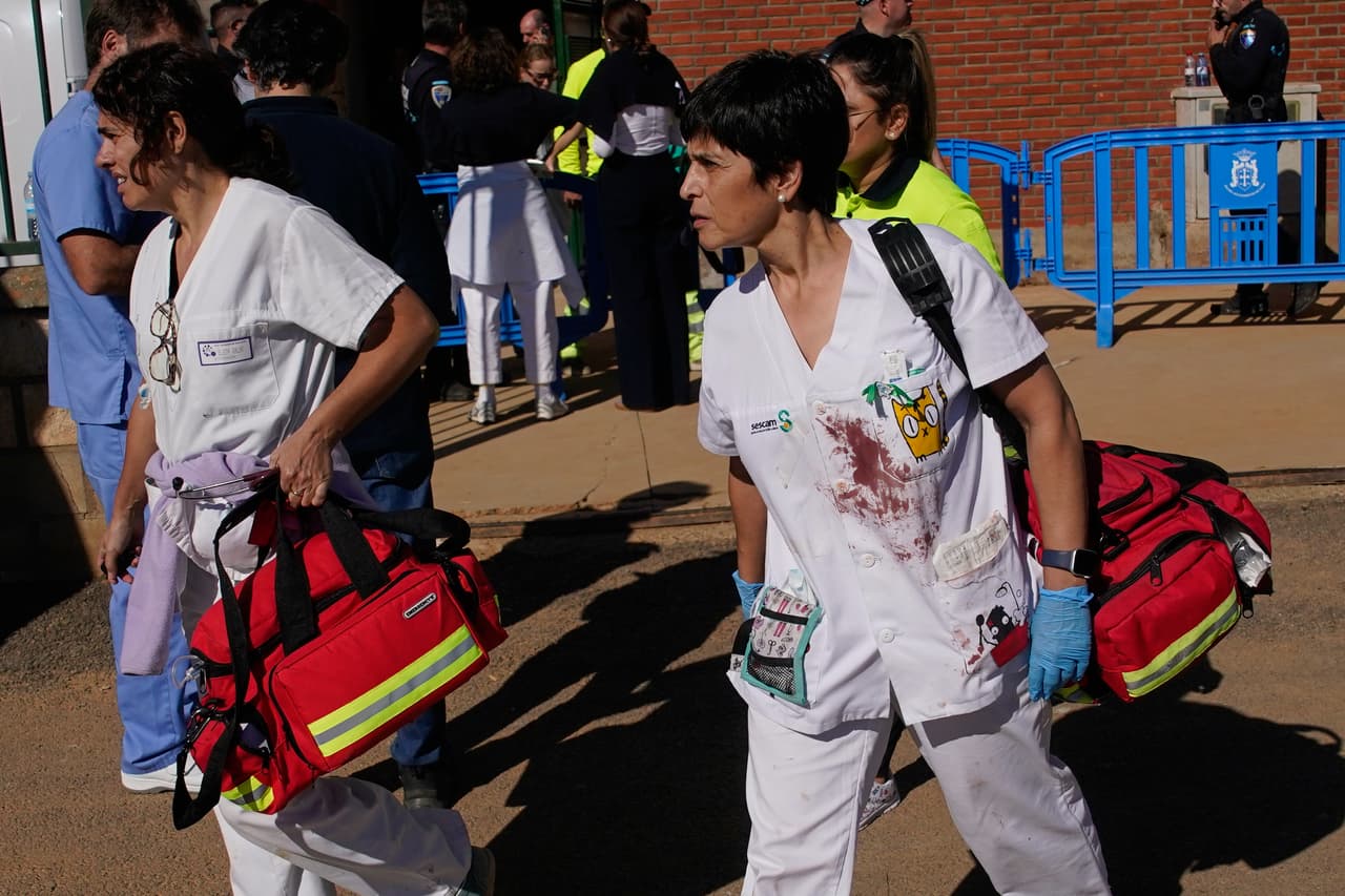 Personal médico llega a un polideportivo convertido en centro médico provisional tras la colisión entre dos trenes en Urda, España, el miércoles 28 de octubre de 2026.
