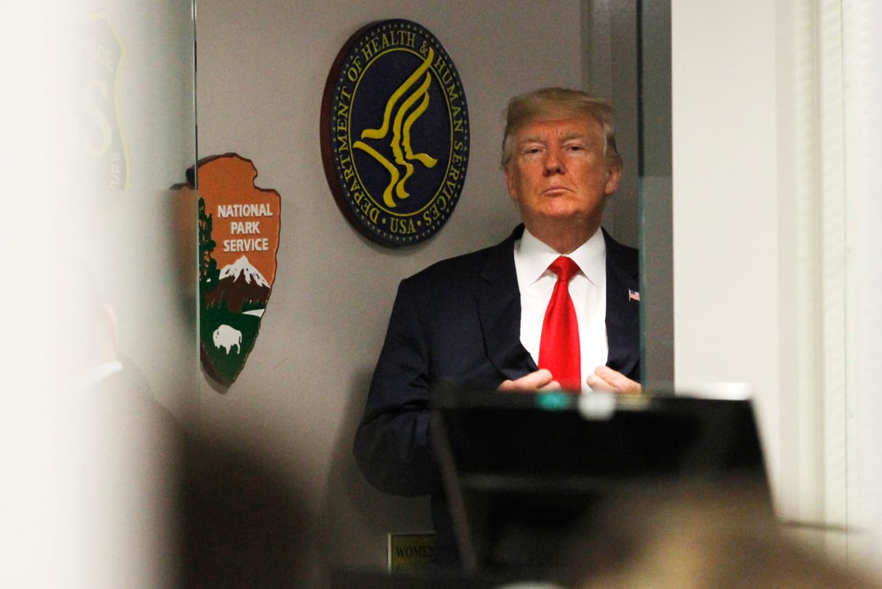 Trump durante una visita el 4 de agosto al FEMA, la agencia federal de manejo de emergencias