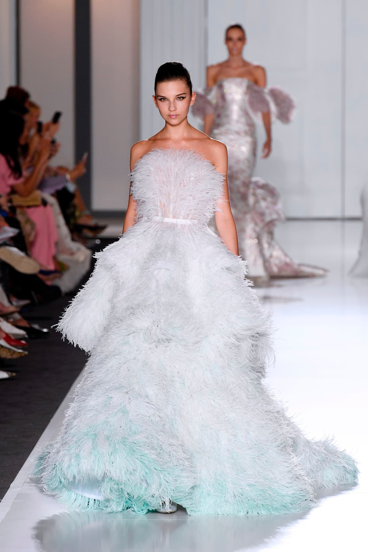 Quizá otra de las grandes esperanzas de las auténticas fashionistas es que Meghan sorprenda con un vestido absolutamente disrruptor, ya sea por tener escote recto que deje los hombros al aire o por estar elaborado totalmente en plumas con un toque de color (como este).