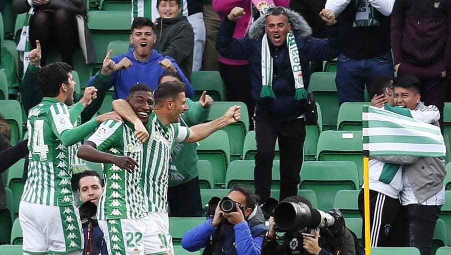 El Betis regaló a sus aficionados un partidazo, anotando tres goles ante la Real Sociedad y sumando tres puntos a su favor. El ex-americanista, Guido Rodríguez, debutó en cancha, mientras que Andrés Guardado realizó una asistencia. Lainez no vio minutos en el campo.