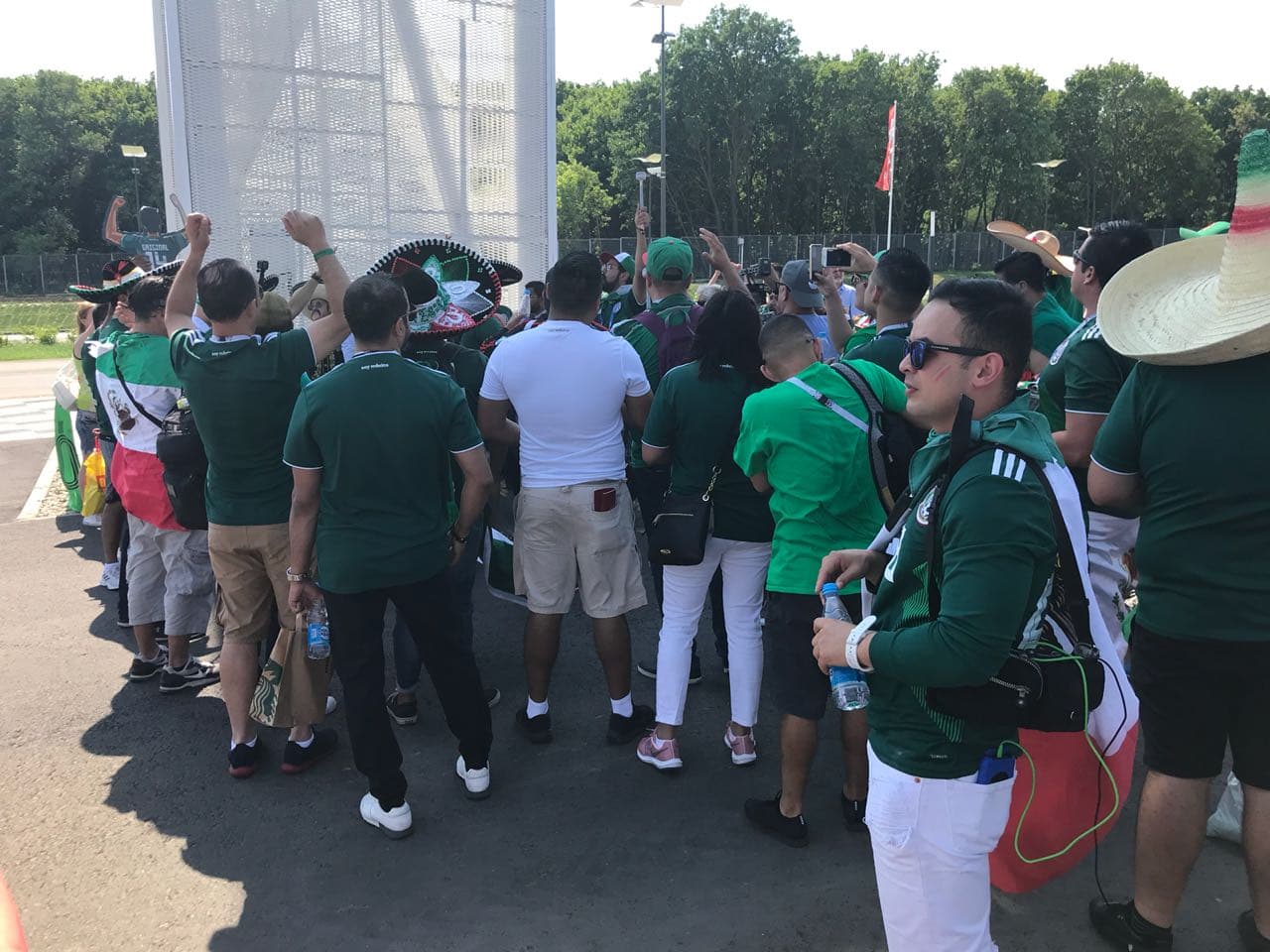 El colorido de la fanaticada mexicana se hizo dueña de las calles de Samara.