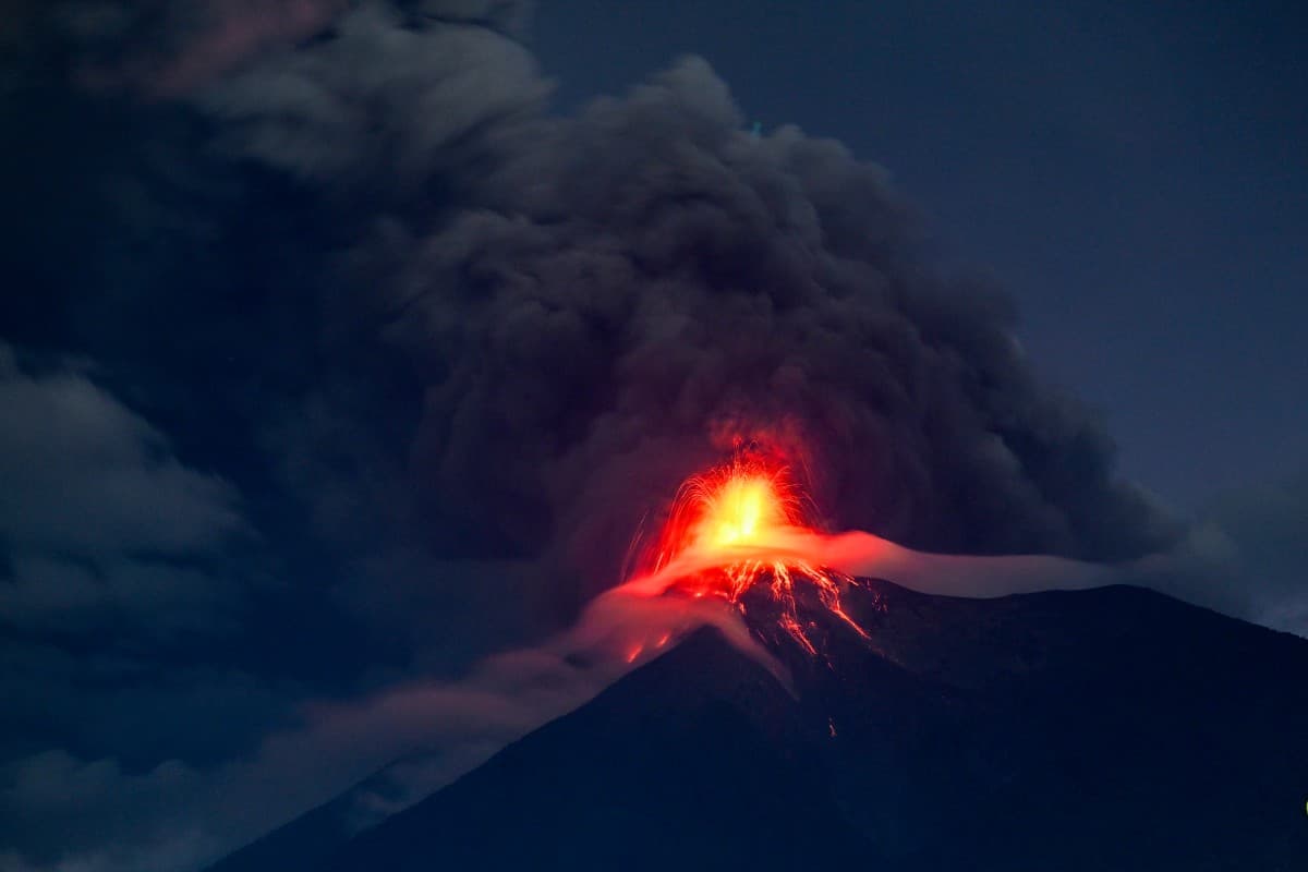 Vecinos del volcán de Fuego en Guatemala, entre el temor de dejar sus casas a los ladrones o morir en ellas
