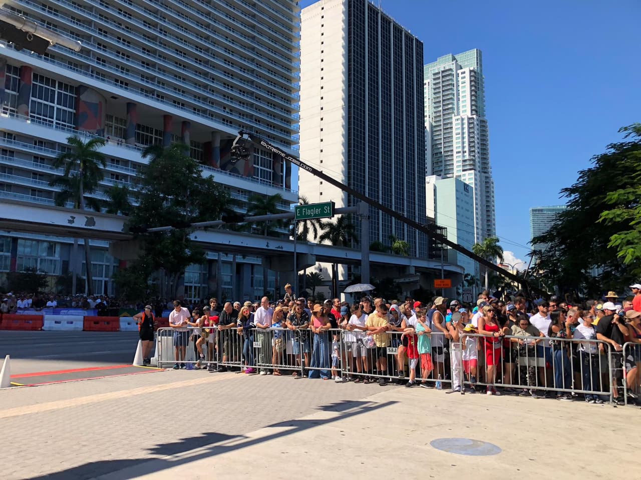 En uno de los edificios de la zona se realizaron algunas acrobacias a bordo de un monoplaza para poner a vibrar a todos los asistentes.