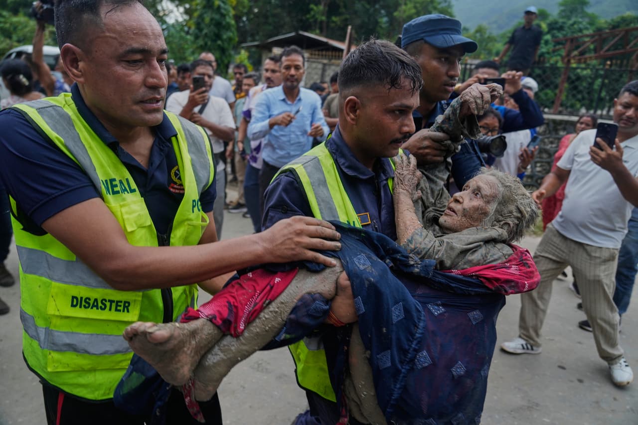 Los rescatistas trasladan a una víctima de las inundaciones repentinas a un lugar seguro a lo largo del río Trishuli.