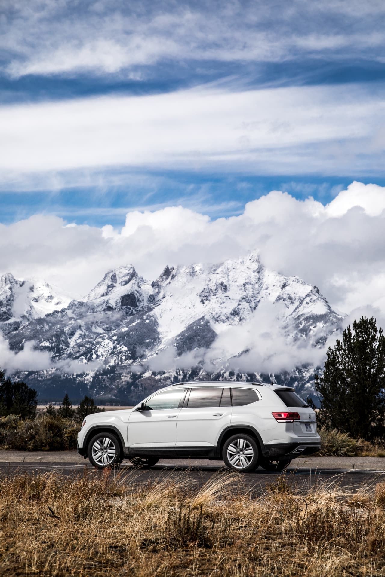 <b>VW Atlas</b>
<br>
<a href="http://uni.vi/pwmT100nxxE" target="_blank">La SUV grande de VW, con tres filas de asientos, </a>debutó en el Auto Show de Detroit este 2017 y meses después llegó a las concesionarias en EEUU. Sus opciones de equipamiento incluyen un motor TSI de cuatro cilindros y 235 hp y un V6 de 3.6 litros y 276 hp. Todas las versiones con sistema de tracción total 4Motion.