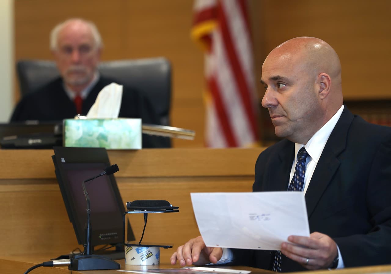 Paul Bartlett, policía de carretera en Massachusetts, muestra una foto del cuerpo de Conrad que fue hallado por las autoridades en la camioneta pickup en la que decidió suicidarse.