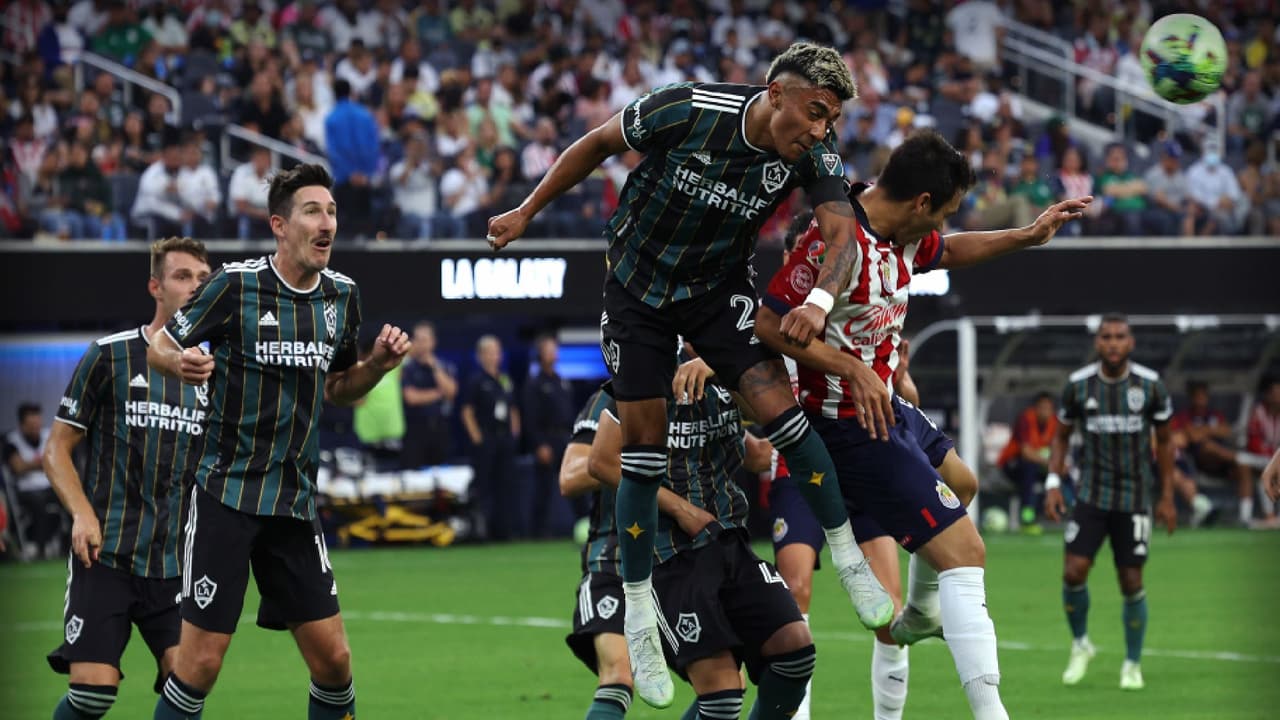 Julián Araujo resalta que peleará por ser titular en el Tri y ganar la copa en Qatar 2022