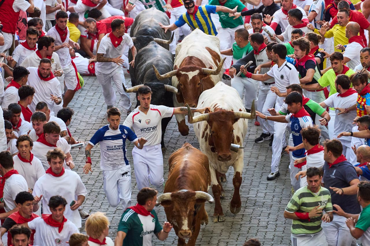 Las personas lesionadas son gran parte de la experiencia, ya que hay una gran cantidad de corredores de toros novatos y turistas extranjeros que se unen a los lugareños experimentados.