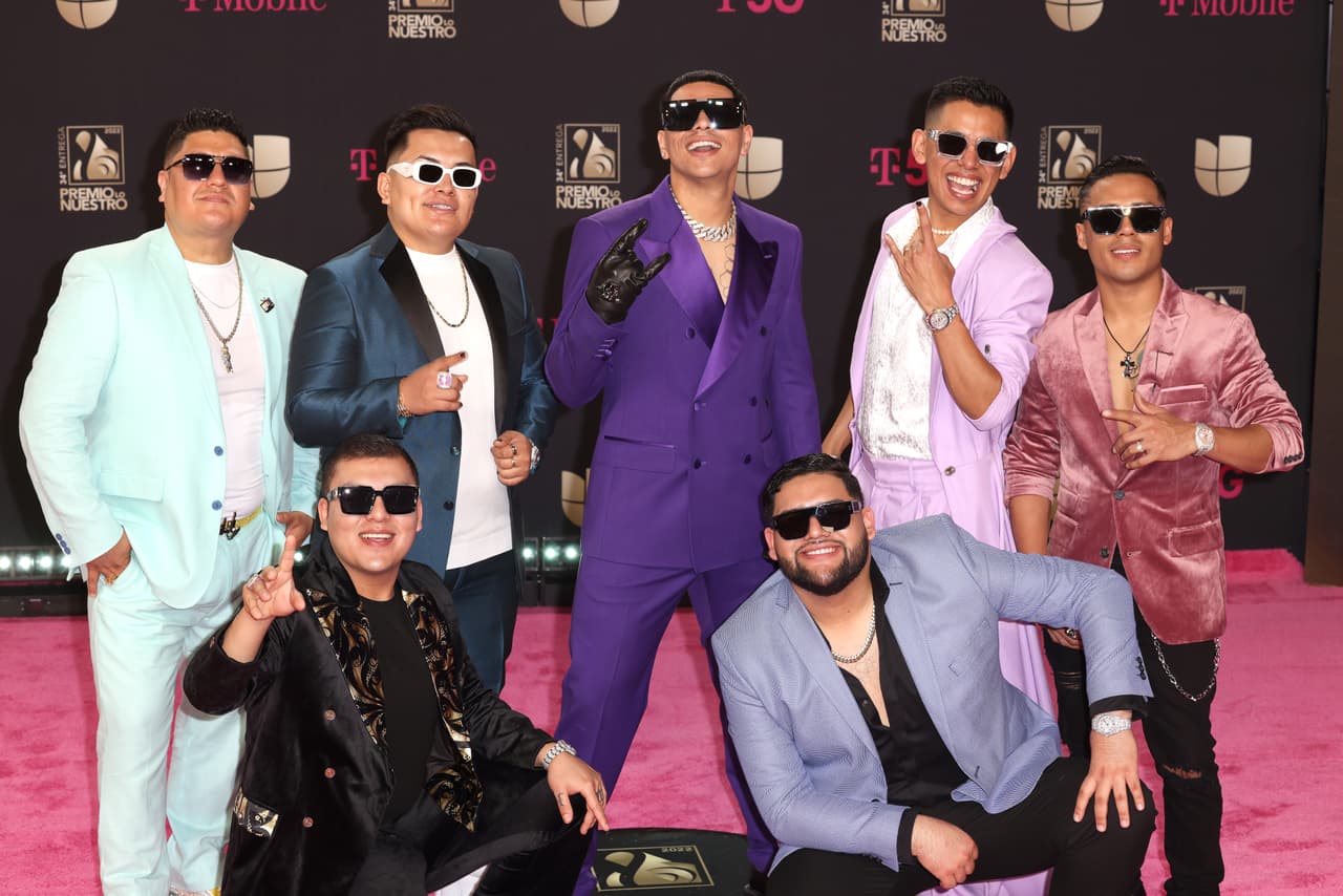 <h3 class="cms-H3-H3">GRUPO FIRME</h3>
<br>
<b>3 premios</b>
<br>De las 5 categorías en las que quedó nominado, Grupo Firme ganó como
<b>Grupo o Dúo Del Año (Regional Mexicano)</b>,
<b>Canción Banda Del Año (Regional Mexicano) </b>por ‘El Tóxico’ con Carin León y
<b>Álbum Del Año (Regional Mexicano)</b> por ‘Nos Divertimos Logrando Lo Imposible’.