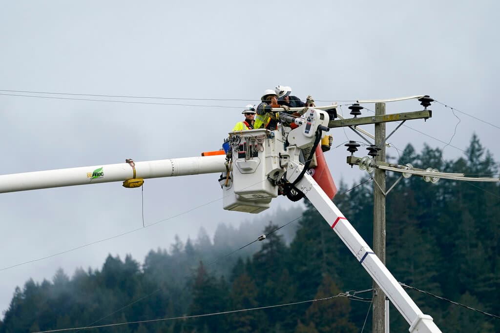Tras del terremoto, más de
<b>70,000 usuarios se quedaron sin servicio de energía</b>; un día después del desastre aún quedaban cerca de 40,000 sin electricidad. Actualmente son pocos los hogares sin luz, por lo que Pacific Gas and Electric Company está trabajando activamente para restaurar la energía.