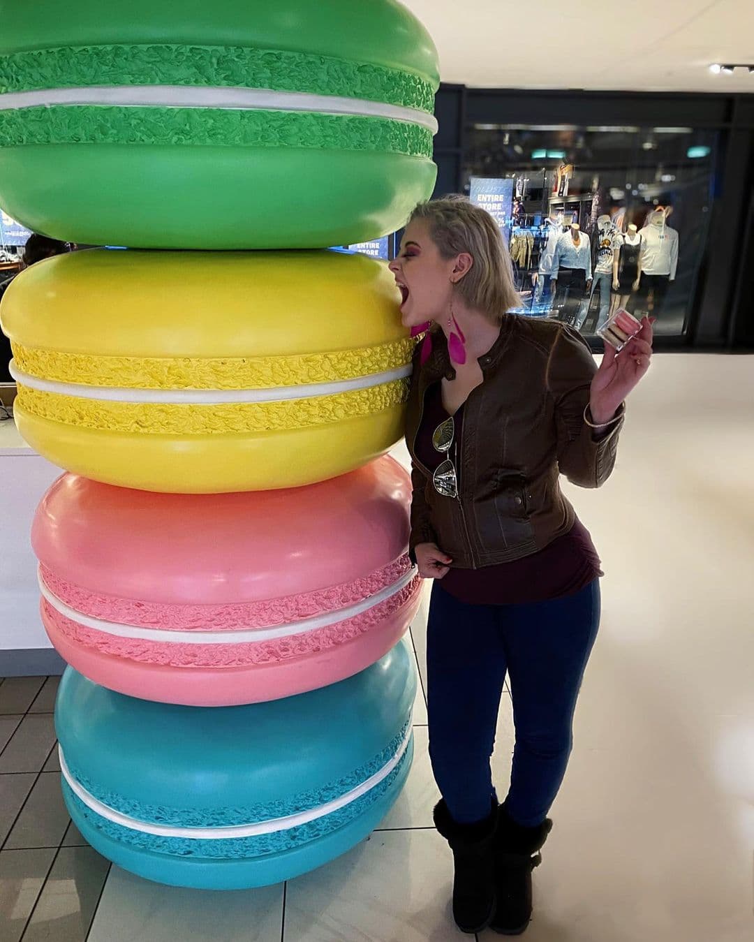 Lozz explicó que podría ver mejor debido al tamaño de la pantalla, pues aunque tenía un teléfono celular grande,
<b><a href="https://www.univision.com/famosos/allisson-lozz-visito-el-hospital-debido-a-un-fuerte-malestar-fotos">no era suficiente</a> para su vista</b>.
<br>