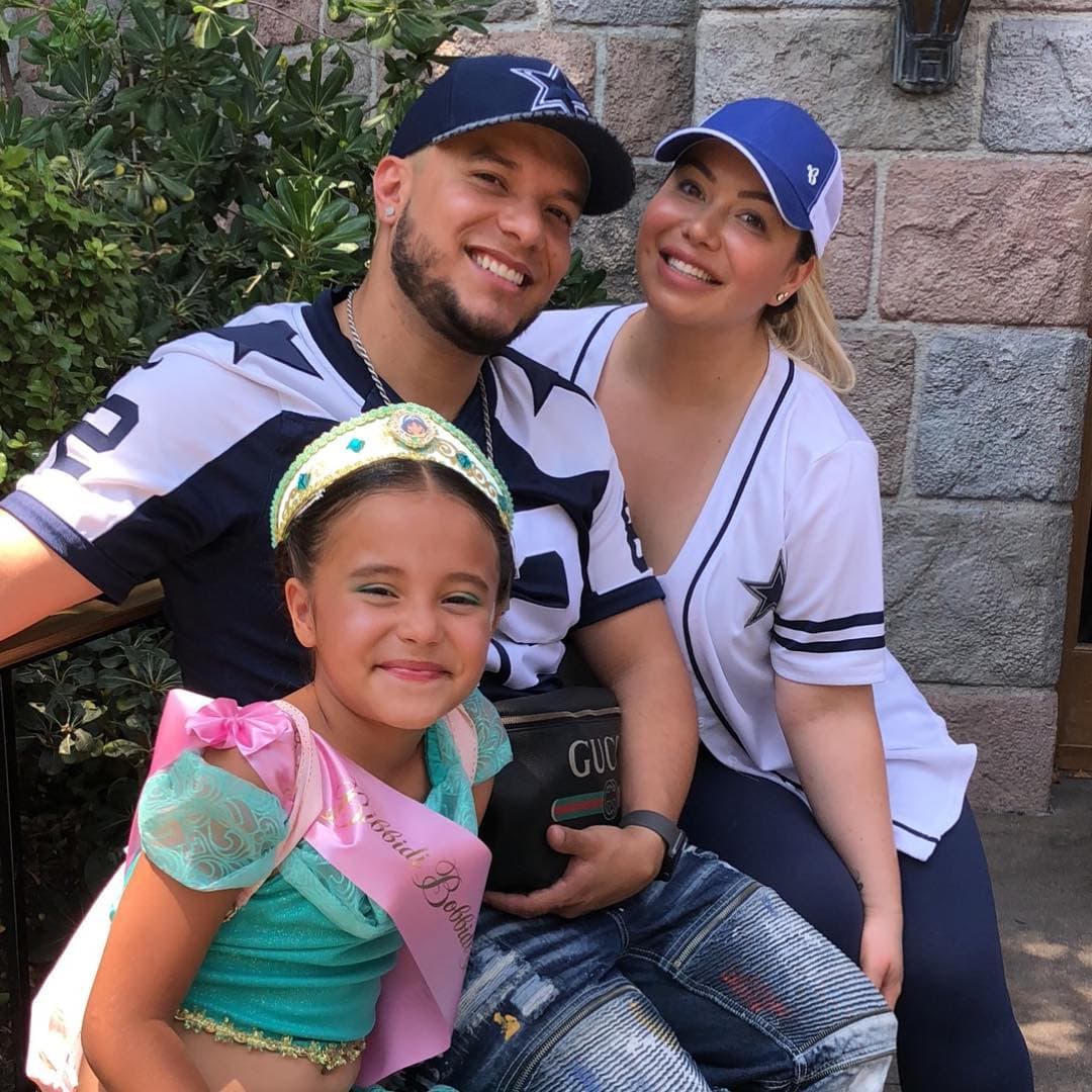 Fue esta foto que la cantante publicó el pasado 20 de julio de su paseo a Disneylandia junto a su novio y su hija Victoria, la que causó revuelo entre sus seguidores e incluso le trajo un ataque por parte de la
<b><a href="https://www.univision.com/entretenimiento/celebridades/asi-respondio-la-ex-de-lorenzo-mendez-a-chiquis-rivera-cuando-la-vio-junto-a-su-hija-fotos" target="_blank"> exesposa de Lorenzo</a></b>, con quien Chiquis no lleva una buena relación.
