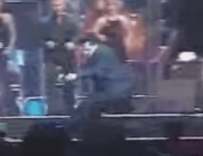 ‘
<b>El Divo de Juárez</b>’ en medio de su presentación y mientras bailaba, sufrió una dura caída del escenario que lo obligó a suspender su show.