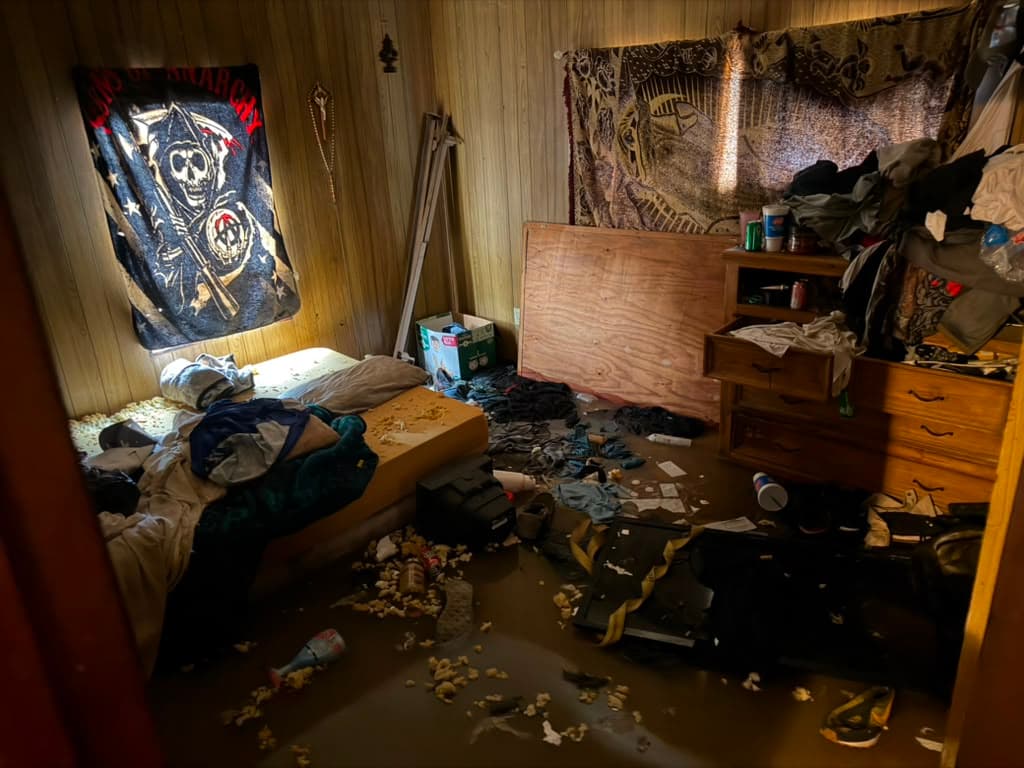 Familias enteras abandonaron sus hogares en Batesville, un poblado que se encuentra cercano a Uvalde y LaPryor.