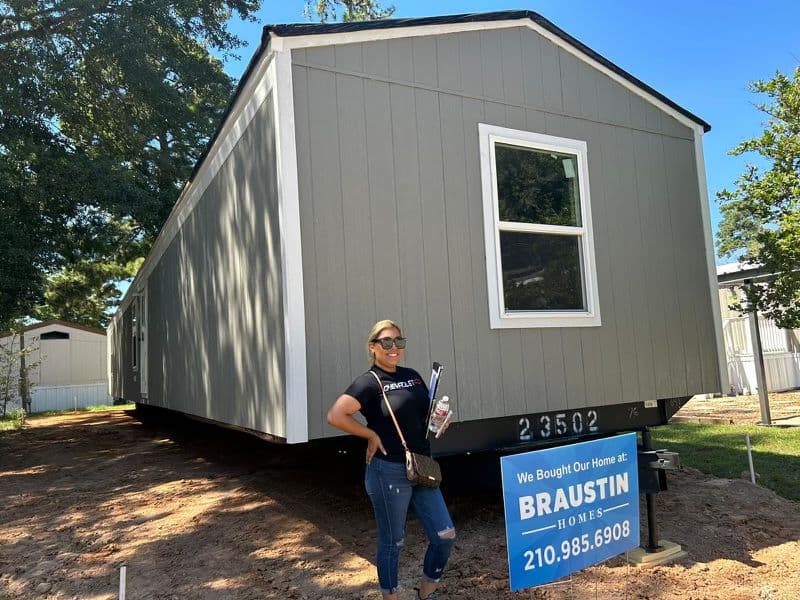 Tiempo después, Brian contactó nuevamente a Verónica Marín y le pidió hacer para ella
<b> un GoFundMe, contando lo ocurrido y pidiéndole a la comunidad que le ayudara para arreglar su casa móvil.</b>
<br>
<br>Sorpresivamente,
<b>días después esta madre hispana supo </b>que el dinero que se recaudó no solo
<b>permitía arreglar su casa, también comprar una nueva.</b>