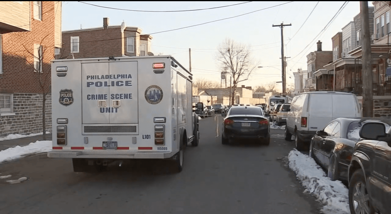 Horas antes, la policía dijo que dos hombres fueron encontrados muertos dentro de una casa en la cuadra 2900 de Rosehill Street.
<br>