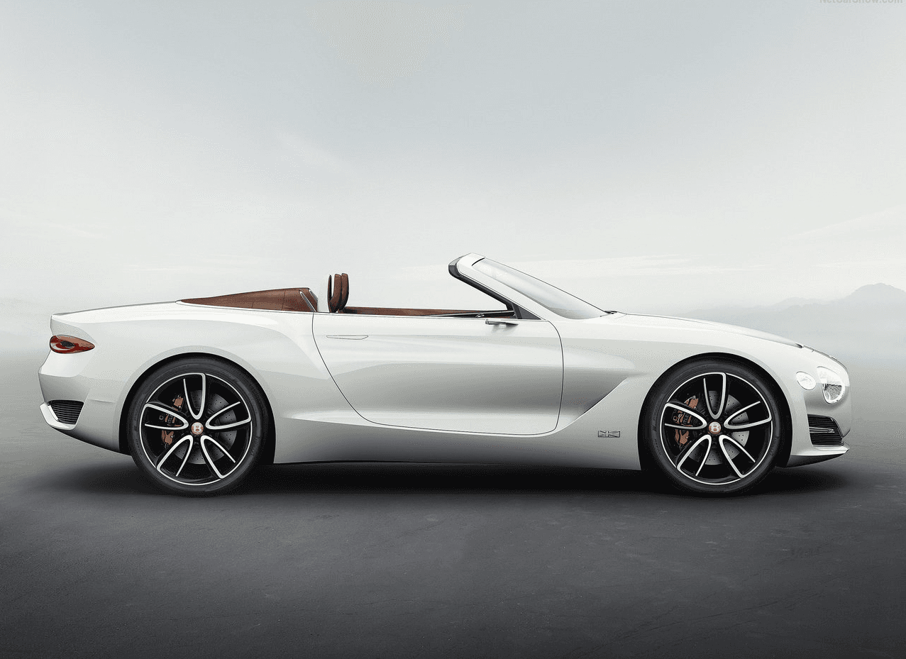 A primera vista el Bentley EXP 12 Speed 6e Concept es una actualización del diseño básico de la versión convertible de su famoso Continental, el más icónico y reconocible de sus modelos actuales, lo que nos dice que por ahora
<b>la redefinición del lujo eléctrico tiene un aspecto tradicional</b>.