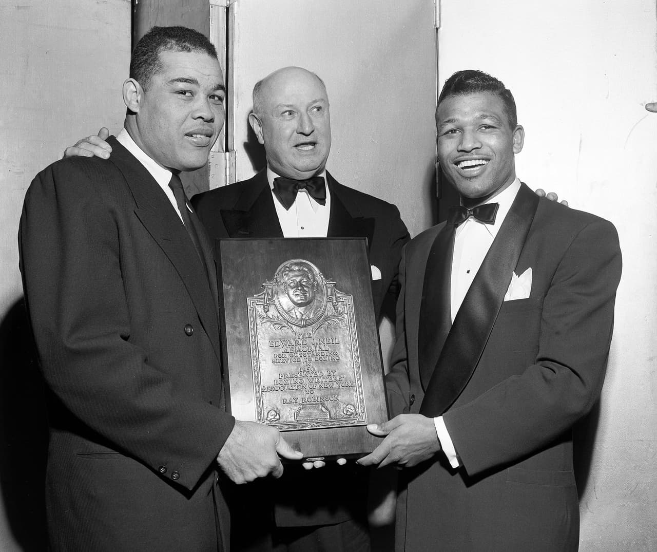 Se retiró en 1965 y dos años después, fue inducido al Salón de la Fama del Boxeo Internacional.