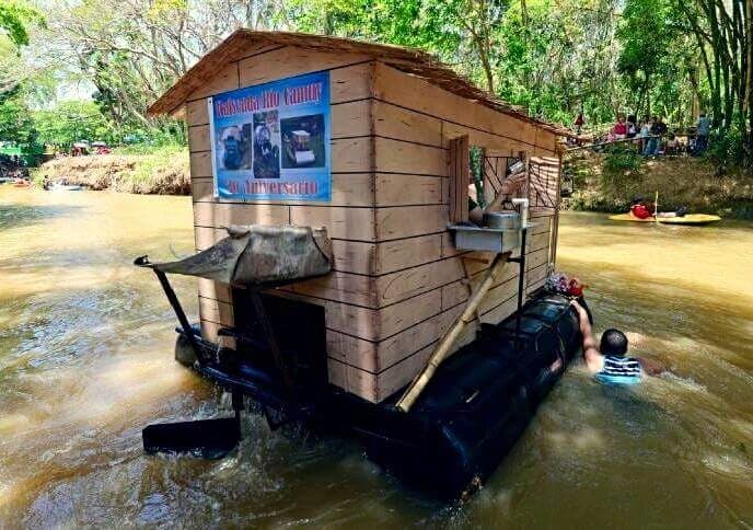 Cada año siempre se cuelan estampas autóctonas como esta casita de campo.