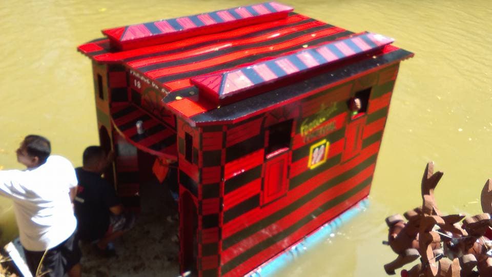 El principal requisito es la creatividad...y que las balsas no tengan motor. Pueden ser inflables o depender de kayaks, pero lo importante es no dañar el cuerpo de agua.