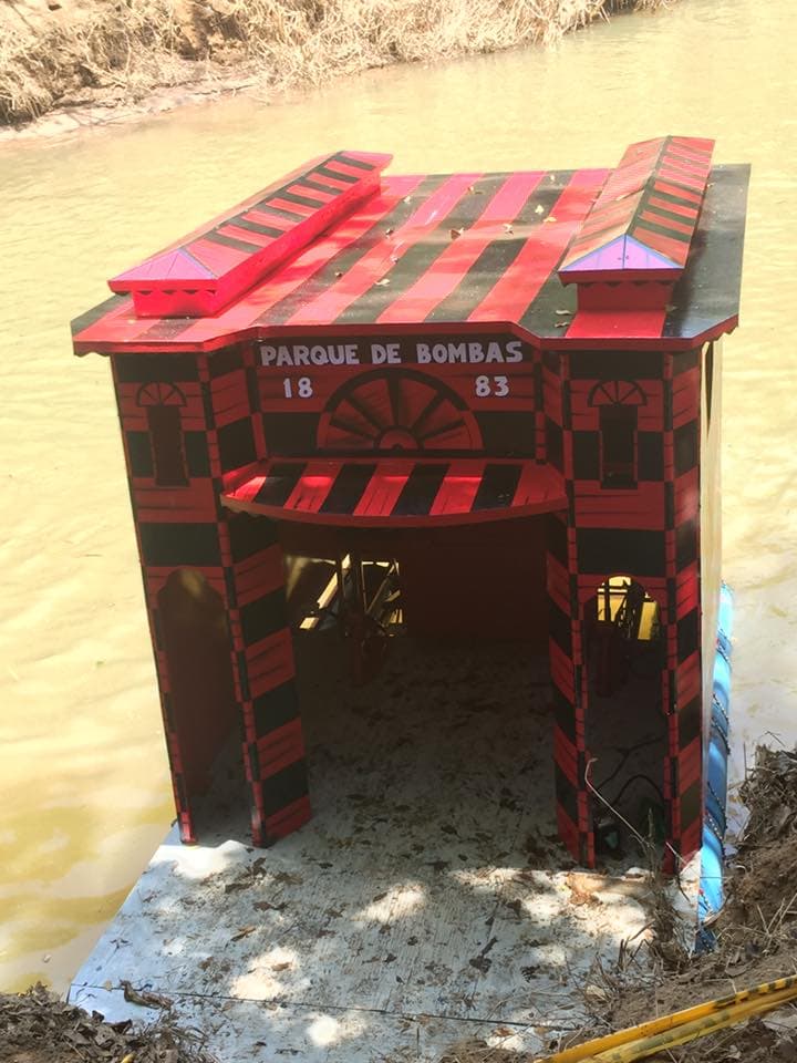 El orgullo ponceño dijo presente mediante esta balsa que emula el Parque de Bombas de Ponce.