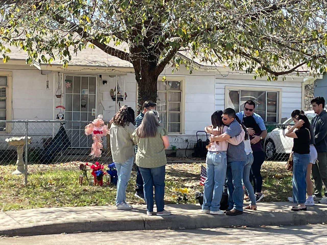 Angie Ramírez, la dueña de la casa a donde Ramón Nájera y su esposa iban a entrar, describe que eran amigos cercanos. Se conocieron por unos conocidos de una iglesia cercana.