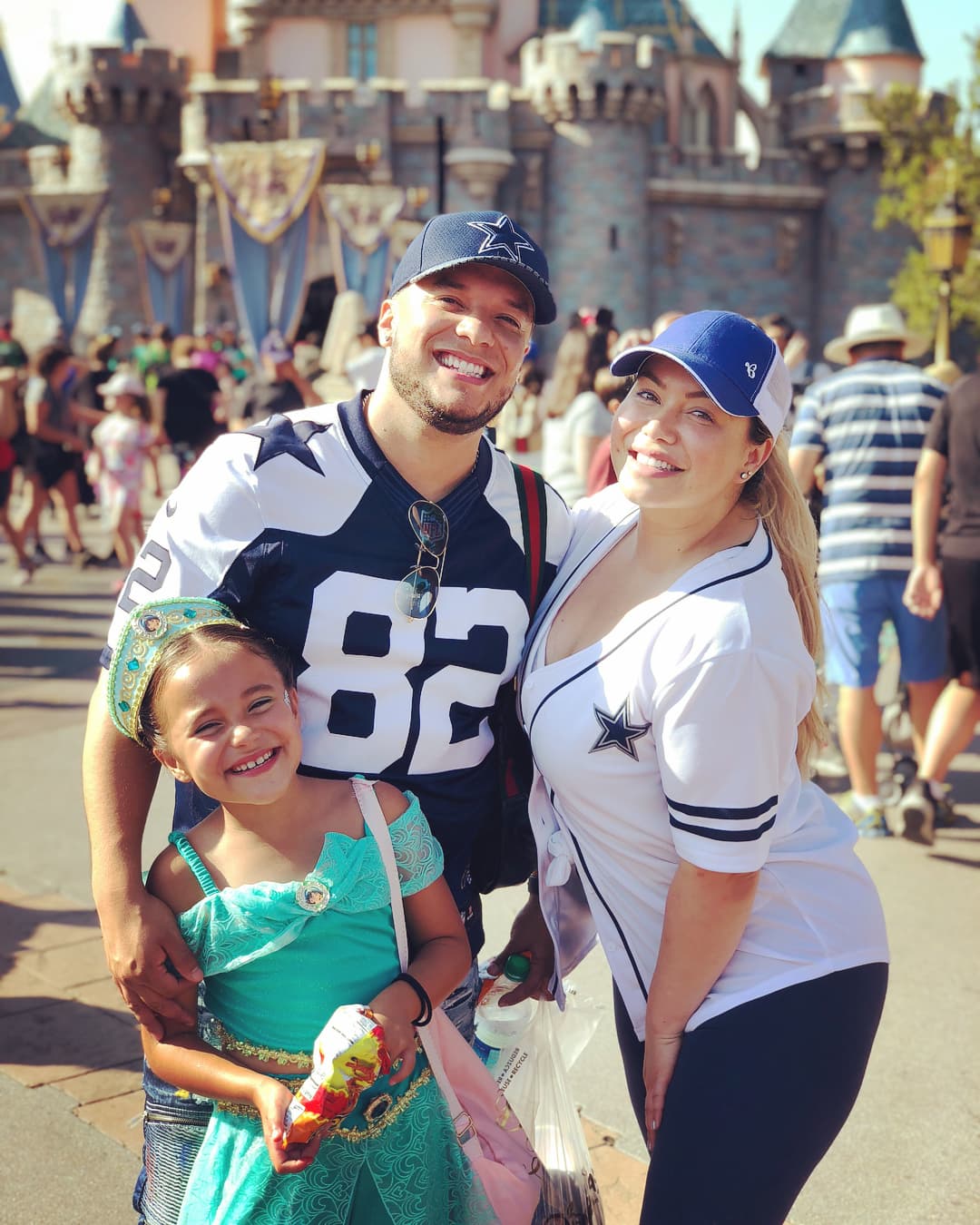 Los cantantes y la niña posan sonrientes en todas las fotos, lo que no pasó desapercibido para los seguidores de Chiquis, quienes de inmediato resaltaron la buena relación que Rivera parece llevar con la pequeña.
