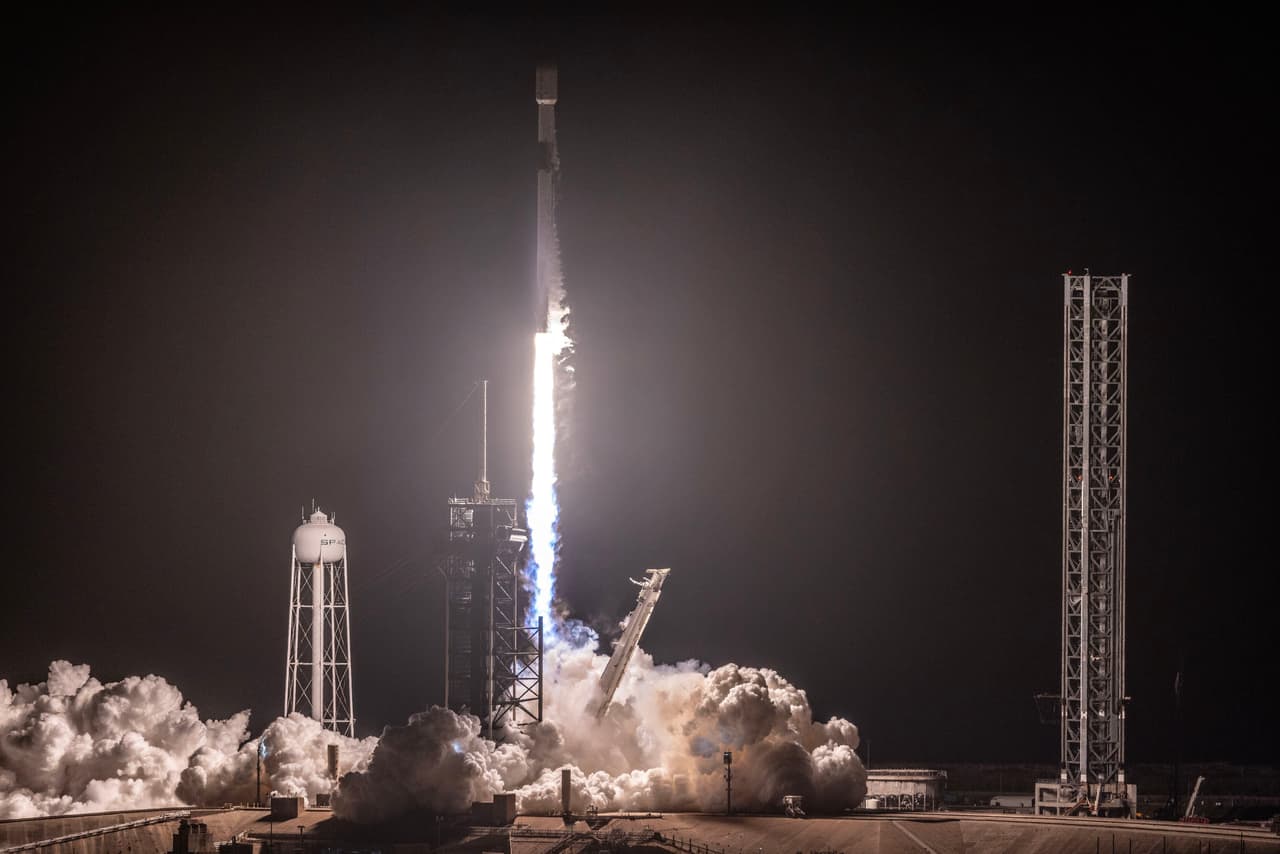 Un cohete Falcon 9 de SpaceX despega desde Cabo Cañaveral, Florida, durante una misión espacial comercial. El vehículo utilizado en esta misión partió el 15 de enero de 2025 con dos módulos de aterrizaje lunares privados: Blue Ghost, desarrollado por Firefly Aerospace, y Resilience, de la empresa japonesa ispace. Después de colocar las naves en trayectoria hacia la Luna, la etapa superior del cohete permaneció en el espacio sin una misión activa. Meses después, cálculos de especialistas en seguimiento orbital determinaron que el objeto se dirigía hacia la superficie lunar debido a cambios en su trayectoria asociados con efectos gravitacionales y actividad solar.
<br>