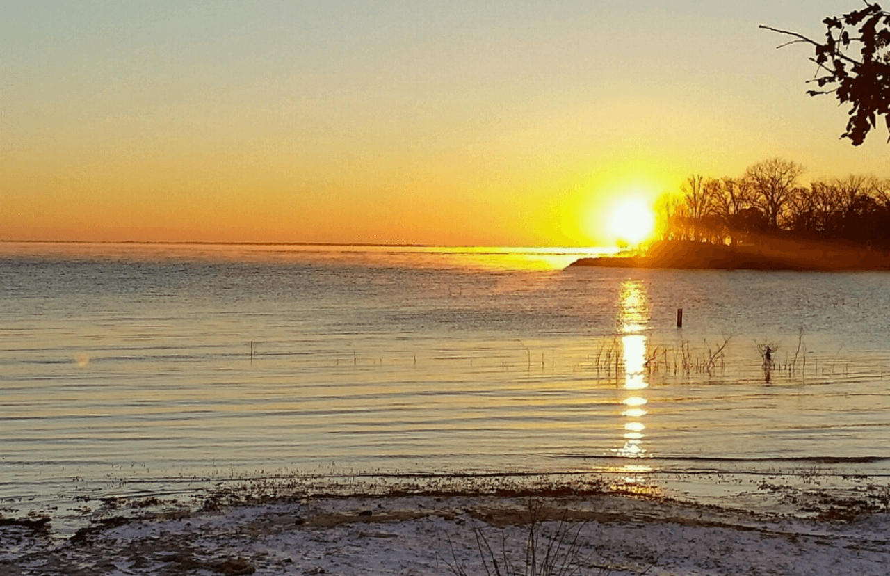 El lago Tawakoni es un espacio perfecto para disfrutar
<a href="https://www.univision.com/local/dallas-kuvn/sin-planes-para-el-verano-estos-parques-del-norte-de-texas-pueden-ser-una-opcion-para-disfrutar-con-tu-familia-video">con la familia de la naturaleza y realizar actividades</a> al aire libre.
<br>