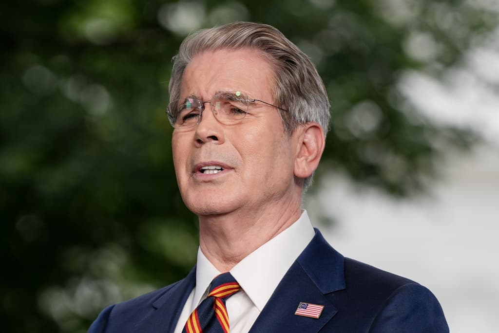 Scott Bessent asegura que la administración Trump está endureciendo las restricciones del sistema financiero para inmigrantes indocumentados