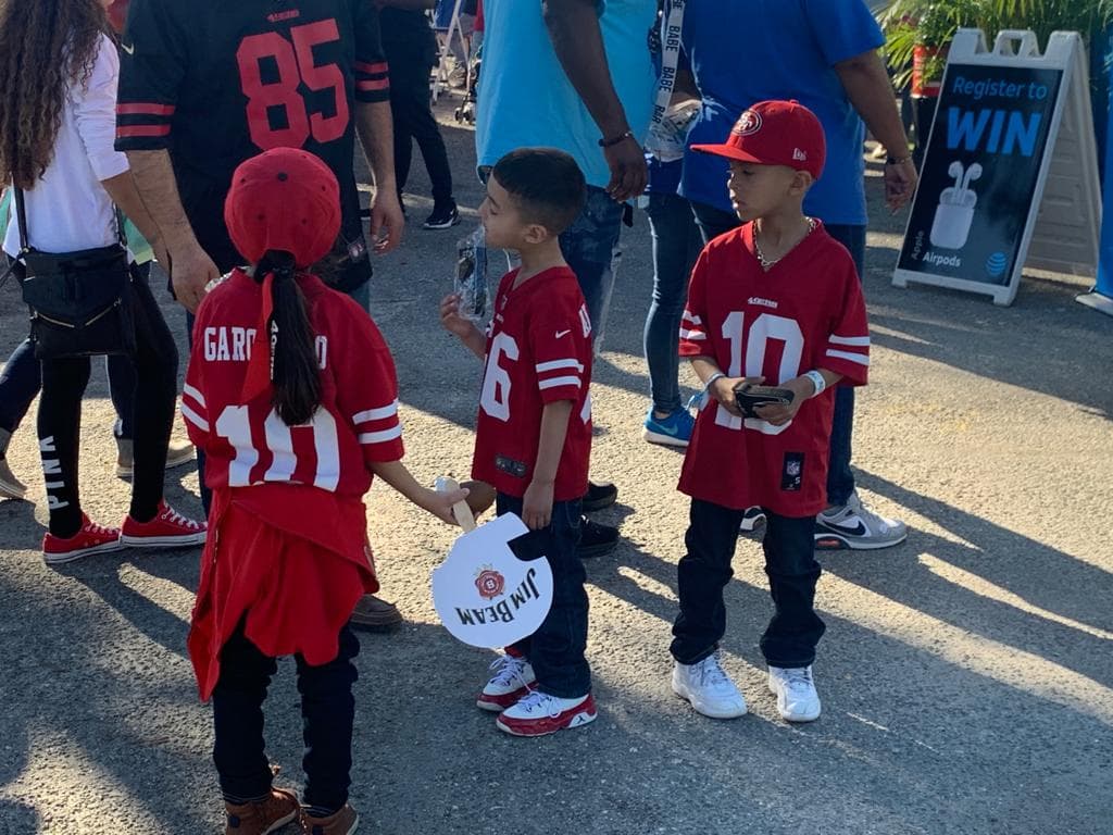 El Fan Fest 2020 del Super Bowl LIV se lleva acabo en Wynwood Market; los aficionados disfrutan de diversas actividades, jueguitos y mucha convivencia familiar.