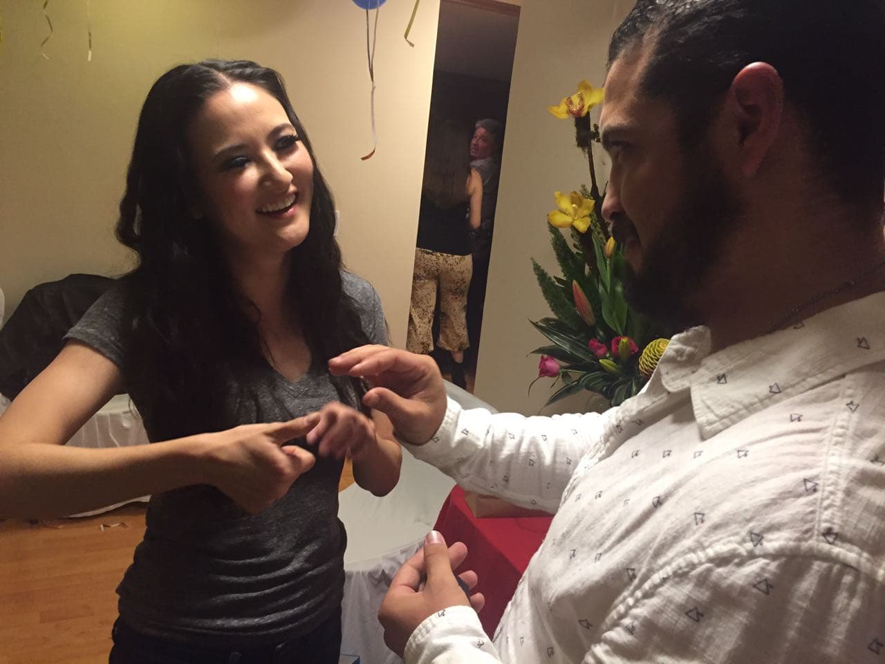 Personas cercanas a la pareja describe a su primer encuentro como "un flechazo de amor instantáneo".