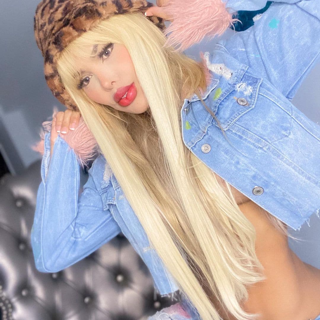 “Parte de mis cirugías fueron inspiradas en la muñeca Barbie, ahorita soy la primera y la única Barbie humana colombiana reconocida”, añadió para ‘Lo sé todo’ del Canal 1.