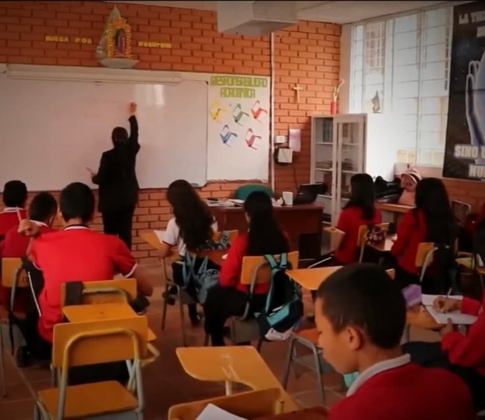 A pesar de ese fatídico pronóstico, Yurley no deja de seguir creciendo con valentía y en la escuela ya se ha ganado el cariño de todos sus compañeros, debido a su dedicación en clases, mientras no sean al aire libre, porque el sol se vuelve una tortura para ella.
<br>