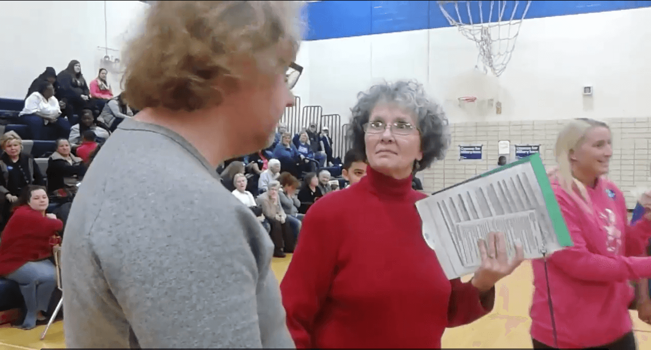 Hillary Clinton gana gracias a una moneda al aire en un precinto del caucus de Iowa