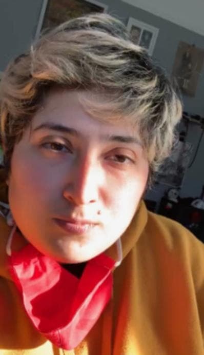 Mónica De León es ciudadana estadounidense de origen mexicano. El boletín que el FBI publicó sobre su desaparición señala que la mujer nació en julio de 1993 en Jalisco, México, donde viven varios de sus familiares, quienes dijeron que se había mudado por una oportunidad de trabajo.