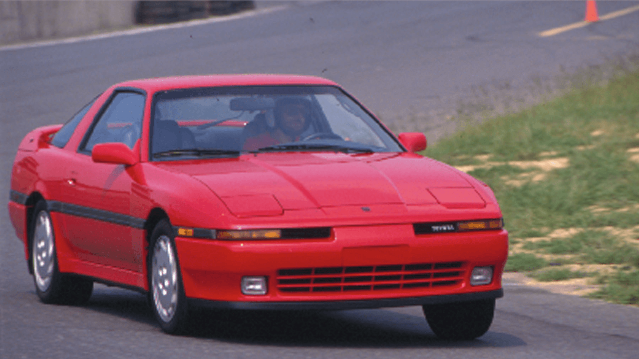 El diseño de la tercera generación del Toyota Supra era una evolución de la segunda generación en la que sobrevivieron los faros retractiles y la carrocería
<i>fastback</i> con portón con bisagras en el borde superior de la ventana trasera. Pero debajo del metal el carro era un portento de nuevas tecnologías siendo uno delos primeros Toyota en usar frenos ABS y el sistema de inducción de aire por control acústico, suspensión independiente de horquilla doble en ambos ejes.