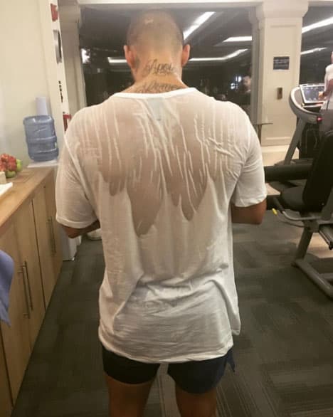 Maluma nos comparte su playera empapada de sudor. Muy en el mood de "no pain no gain".