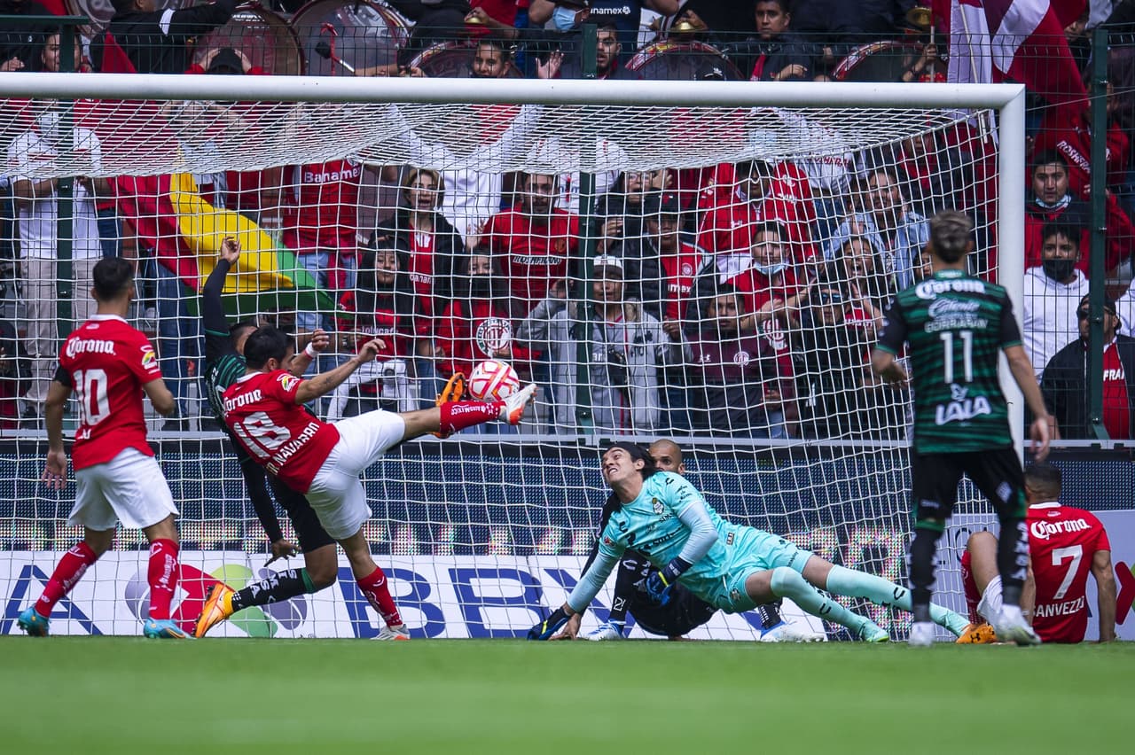 Toluca impuso su futbol y logró imponerse a Santos que ya suma tres encuentros en fila sin concer la victoria.