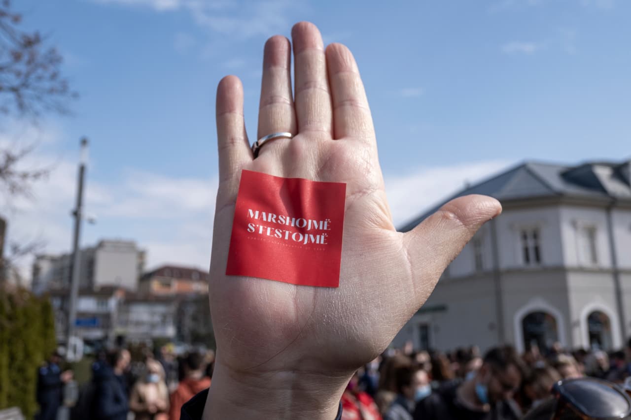 <b>“Estamos marchando, no celebrando”</b>, se lee en este mensaje visto en la manifestación de Pristina, capital de Kosovo.