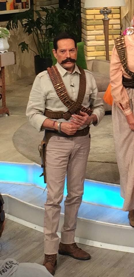 ¡No se parece! Pepillo Origel muestra su lado revolucionario con ese bigotazo.