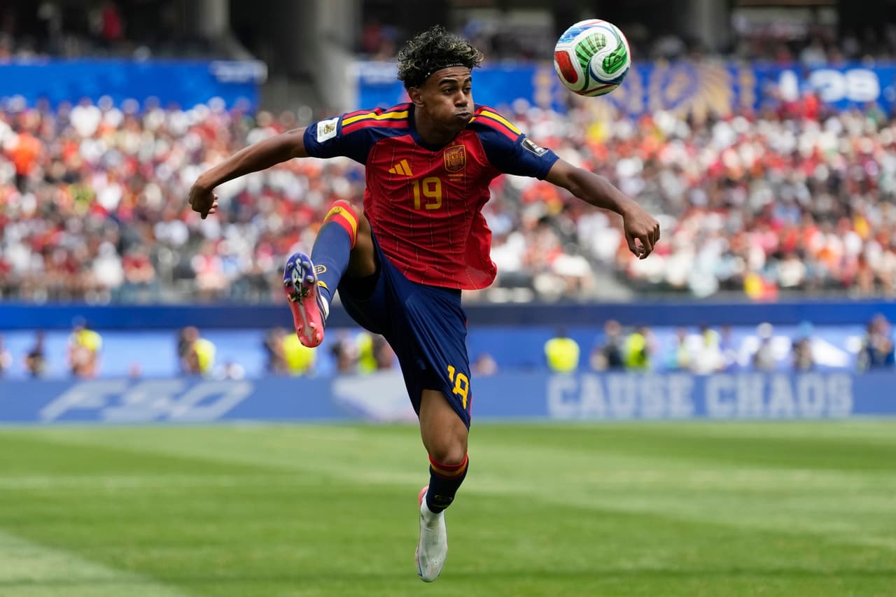 Lamine Yamal salta y recibe un pase alto.