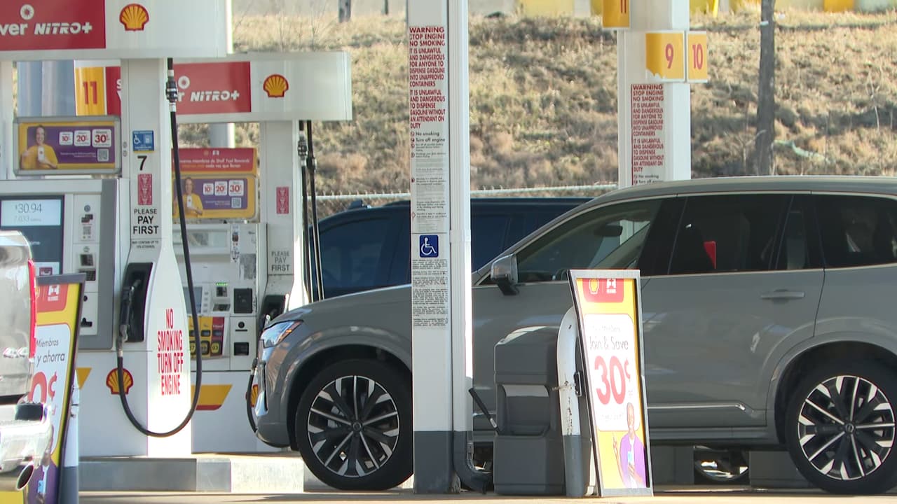 Para muchas familias, el aumento ya está afectando su economía diaria.
<br>
<br>“La verdad está muy mal.
<b> Ellos van a la guerra y uno es el que paga aquí. Son 80 dólares por semana solo para ir a trabajar. Ojalá pare ahí para que la gasolina baje un poco”</b>, comentó Oralia Huerta, madre de familia.