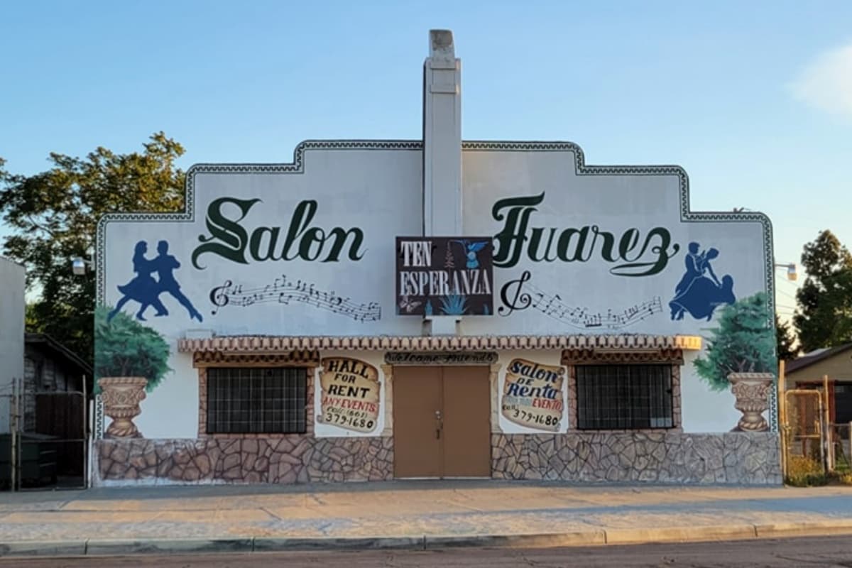 El Salón Juárez de encuentra ubicado en el 815 East 18th Street en Bakersfield, California, es propiedad de la Sociedad Juárez Mutualista Mexicana.