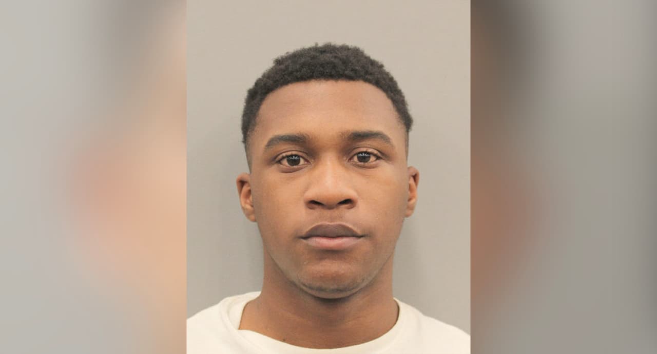 Sedrick Thomas, es sospechoso de robo agravado con un arma de fuego.