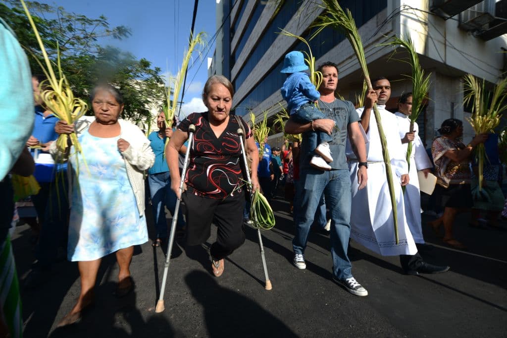 Por eso mismo, cada domingo de Ramos millones de fieles alrededor del mundo suelen iniciar una procesión sosteniendo todo tipo de palmas, con tal de que sean bendecidas por un sacerdote - algo que sin duda cambió desde el 2020 en que estamos en plena pandemia del coronavirus y en donde la gente debe todavía quedarse en sus casas.