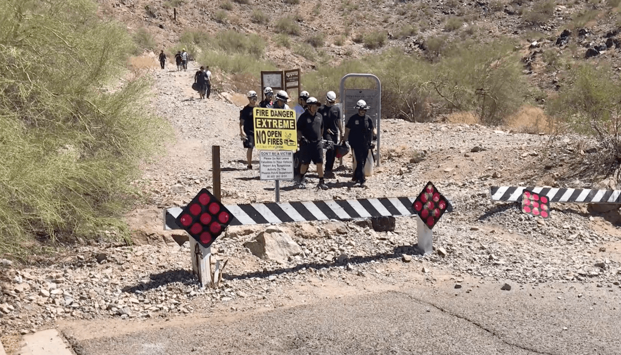 Aparte de traer suficiente agua, expertos recomiendan no salirse de los caminos designados, porque usted estará corriendo el riesgo de resbalarse y lastimarse.
<br>