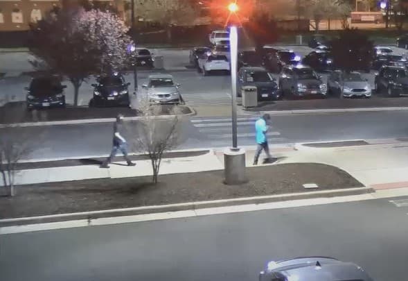 Los dos se alejaron caminando; pero luego abordaron otro vehículo.