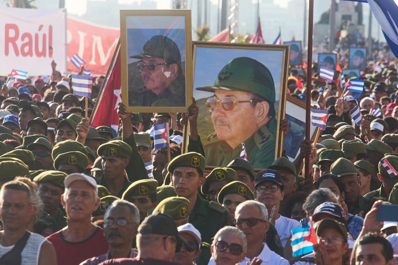 Miembros de las Fuerzas Armadas Revolucionarias portan retratos del expresidente Raúl Castro durante una manifestación en su apoyo frente a la Embajada de Estados Unidos en La Habana, Cuba, el viernes 22 de mayo de 2026, después de que fiscales estadounidenses presentaran una acusación formal imputándole haber ordenado el derribo, en 1996, de aviones civiles pilotados por exiliados radicados en Miami. (Foto AP/Ramon Espinosa)